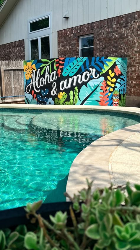 Pool Mural Ideas, Mural Tropical, Pool Wall Mural Ideas, Outdoor Wall Murals Backyards, Poolside Mural Ideas, Pool Mural, Swimming Pool Wall Mural Ideas, Hawaiian Mural, Poolside Mural