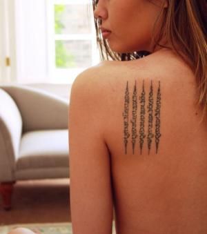 Tatouage femme : un tatouage sanskrit sur l'épaule Sanskrit, Mantra, Cool Tattoos, Tattoo Quotes, Lotus, Bali, Tattoos