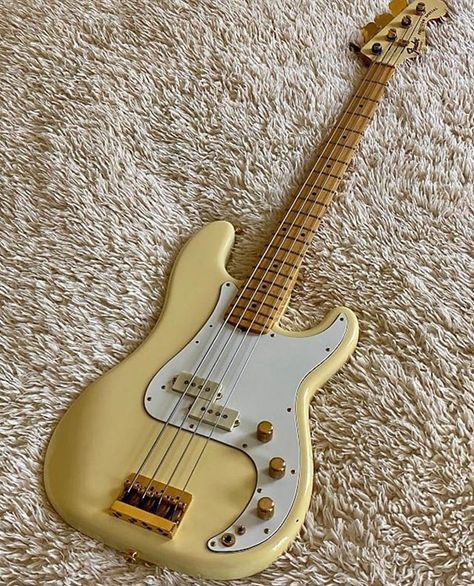 Gitar Vintage, Electric Guitar Design, Guitar Obsession, Cool Electric Guitars, Guitar Art, Fender Bass, Ukelele, Music Aesthetic, Yellow Aesthetic