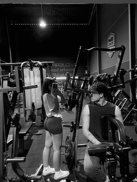 Sport Couple Aesthetic, Fitness Couple Aesthetic, Gym Relationship Goals, Couple Gym Pics, Gym With Boyfriend, Gym Bf, Couples Gym Pictures, Gym Couple Aesthetic, Gym Relationship