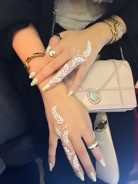 Minimal Mehendi Designs, Minimal Mehendi, White Henna Tattoo, White Henna Designs, Wedding Henna Designs, Cute Henna Designs, Henna Style Tattoos, Henna Inspired Tattoos, Henna Nails