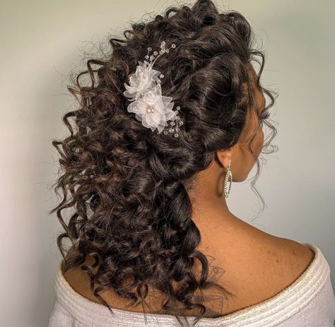 Curly Hair Wedding Updo, Curly Braided Hairstyles, Hair Clip Bow, Black Hair Bows, Curly Wedding Hair, Curly Hair Updo, Ethnic Hairstyles, Hair Due, Natural Curls Hairstyles