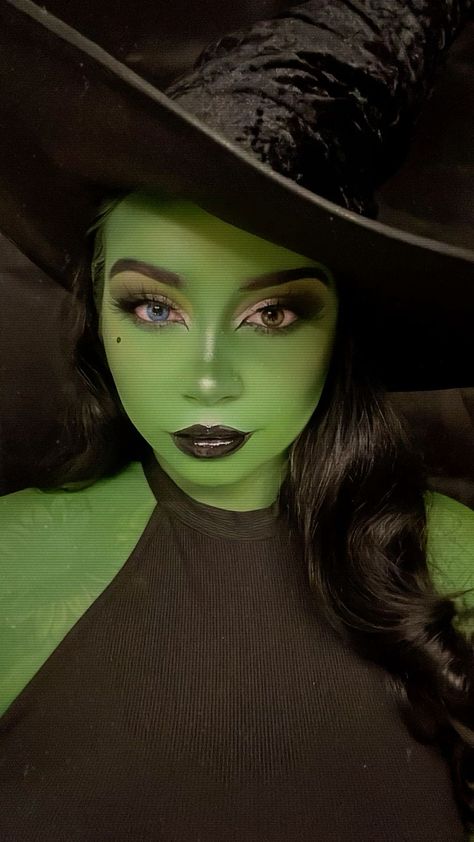 Body Face Paint Halloween Costume, Green Face Witch Makeup, Witch Makeup Green Face, Green Witch Halloween Makeup, Green Costume Makeup, Wicked Witch Of The West Make Up, Witch Makeup Green, Green Halloween Makeup, Green Witch Makeup