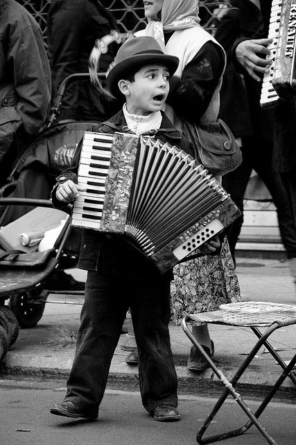 Street Performer. A family of street musicians, this one being the youngest. Street Musicians, Street Performer, Musician Photography, Street Musician, Street Performance, Music A, Foto Art, Making Music, Pop Rock