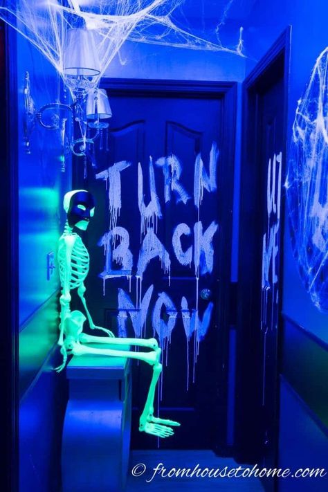 I love these glow in the dark Halloween party decor ideas! They'll be perfect for my scary Halloween party. #entertainingdiva #halloweendecor #diyhalloween Diy Black Light, Dekorasi Halloween, Halloween Lights Decorations, Diy Glow, Halloween Entertaining, Hallowen Ideas, Casa Halloween, Halloween Props Diy, Decoration Restaurant