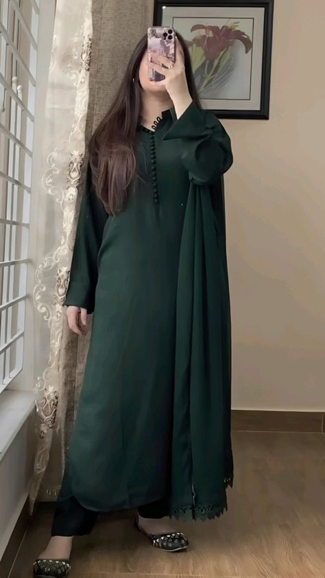 Long Georgette Kurtis, Winter Fancy Outfits Dresses, Long Kameez Design, Party Dress Classy Elegant, Plane Clothes, Dress Design Pakistani, Pakistani Kurti, Simple Dress Casual, Long Frock Designs