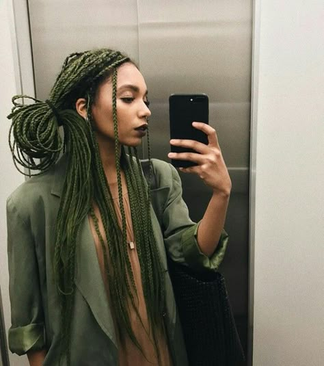 Box braids verde militar (Nataly nery) Small Box Braids Hairstyles, Colored Box Braids, Braided Hairstyles For Black Women Cornrows, Blonde Box Braids, Short Box Braids, Long Box Braids, Braided Ponytail Hairstyles, Box Braids Styling, Easy Braids