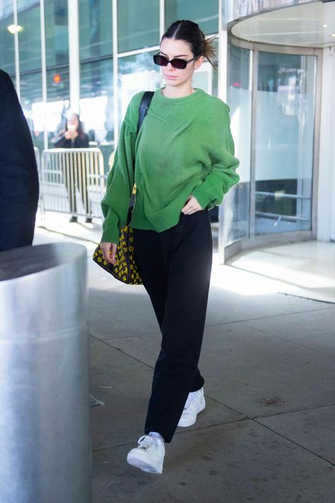 Kendall Jenner Airport Style, Kendall Jenner Airport, Kendall Jenner Fits, English Outfit, Kylie Style, Fit Aesthetic, Kendall Jenner Street Style, Jfk Airport, Sophisticated Casual