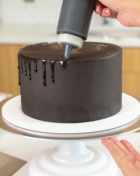 Want to make a perfect black drip cake? This recipe is super easy & walks you through everything you need to know about drip cakes! Black Ganache Drip Recipe, Black Chocolate Ganache, Black Drip Cake, Sprinkle Drip Cake, Drip Cake Tutorial, Drip Cake Recipes, Cake Easy Recipe, Black Velvet Cakes, Cookies Icing