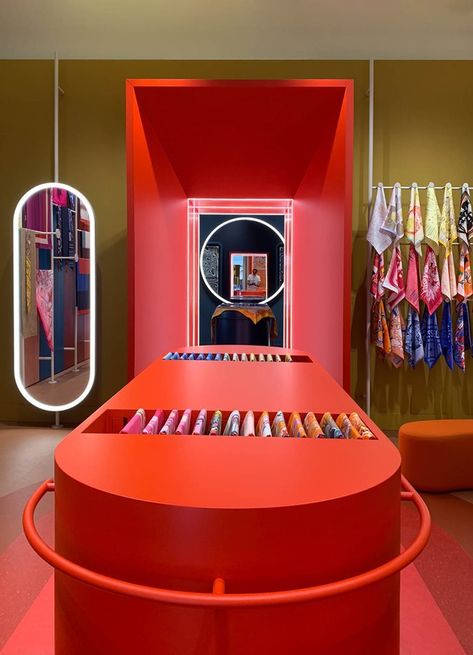 Hermès Temporary Store Roma - Picture gallery 3 Pop Art Store Design, Hermes Pop Up Store, Temporary Shop, Hermes Store, Temporary Store, Honey Shop, Architecture Magazines, Retail Interior, Store Design Interior