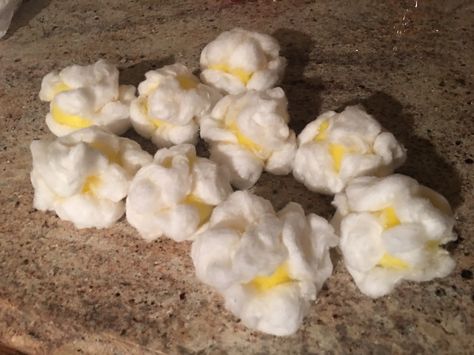 Fake popcorn, yellow Pom Pom and cotton balls glued on. Fake Popcorn Diy, Fake Popcorn, Popcorn Crafts, Popcorn Costume, White Hare, Epic Halloween Costumes, How To Make Popcorn, Diy Popcorn, Halloween Popcorn