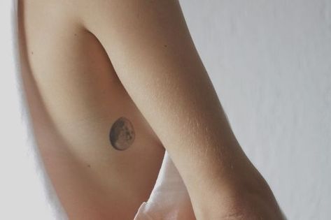 Moon Tattoo On The Side Of The Back - Image From Bustle.com Discrete Tattoo, Full Moon Tattoo, Small Tattoo Placement, Shoe Tattoos, Moon Phases Tattoo, Stylish Tattoo, Tasteful Tattoos, Disney Tattoo, Cool Small Tattoos