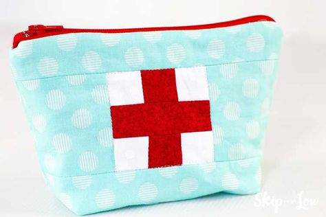 Make a First Aid Kit zipper pouch with this step by step tutorial. The darling little pouch will hold all your supplies in style. #firstaidkit #pouch #diypouch #pouch Fun Sewing Projects, Patchwork Bags Diy, First Aid Pouch, Ouch Pouch, Gift Ideas To Make, Homemade Gift Ideas, Tote Tutorial, Coin Purse Tutorial, Skip To My Lou