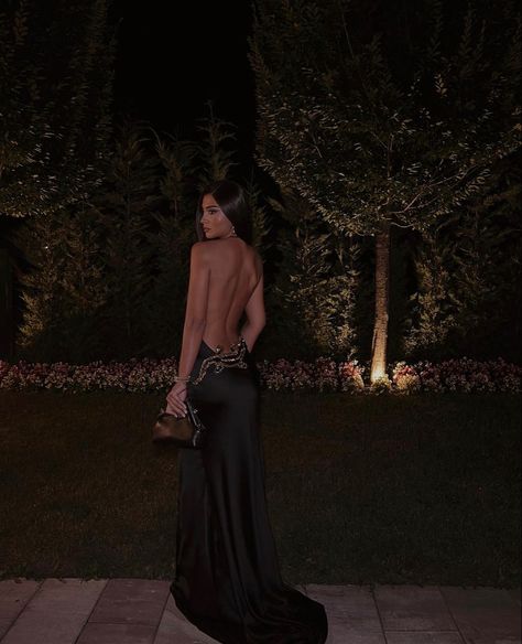 Model Makeup Looks, Black Backless Gown, Summer Vibes Aesthetic Wallpaper Iphone, Matric Dress, Shoes Fashion Photography, Prom Dress Inspo, Black Backless Dress, Model Makeup, Looks Party