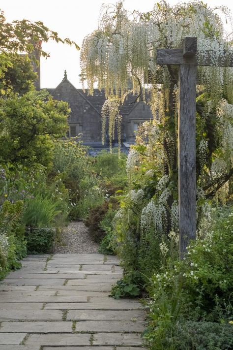 Gravetye Manor, Country Garden Landscaping, English Garden Style, Country Garden Design, Tattoo Plant, Famous Gardens, Perfect English, Meadow Garden, French Country Garden