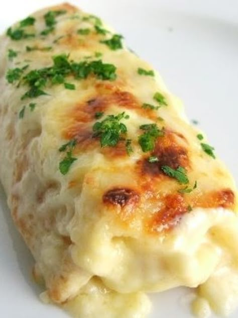 White Chicken Enchilada Recipe, Chicken Crepe, Dinner Crepes, Crepe Recipe Savory, Best Crepe Recipe, Mushroom Crepe, Chicken Crepes, Chicken Cheddar, White Chicken Enchiladas