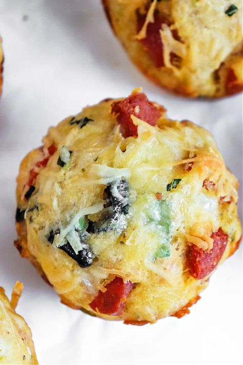 Pizza Muffins Pizza Muffins Recipe Homemade, Pizza Muffins Recipe Pillsbury, Pizza Muffins With Biscuits, Pizza Cups Muffin Tins, Pepperoni Muffins, Camp Breakfast Ideas, Muffin Pizza Recipe, Healthy Kid Lunches, Eat In The Car