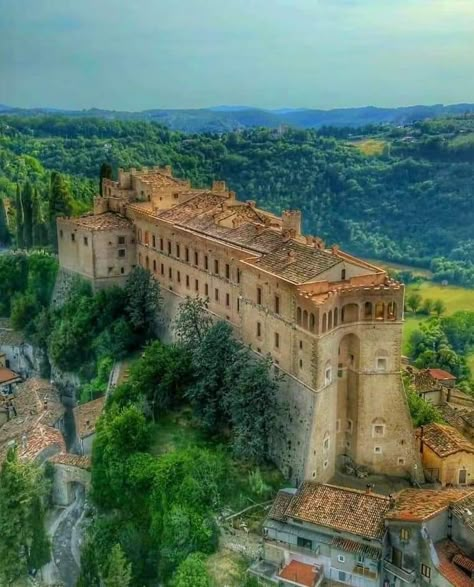 Westeros Castle, Italian Castle, Architecture Artists, Unusual Pictures, European Castles, Magic Castle, Interesting Buildings, Beautiful Castles, Beautiful Sights