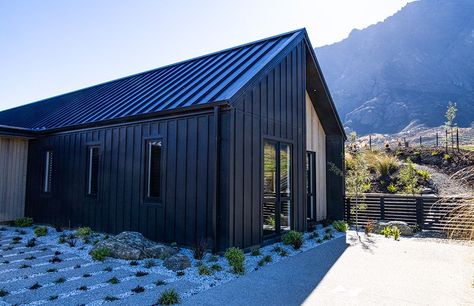 jacks point (3 chimney lane) — PEARCE ARCHITECTURE - Queenstown Modern Black House Exterior, Modern Black House, Wood House Design, Black Cladding, Exterior Wall Cladding, House Cladding, Backyard House, Timber Cladding, Shed Homes