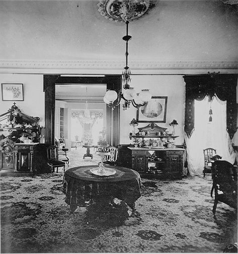 Parlor 1870's | Flickr - Photo Sharing! Victorian Rooms, Victorian House Interiors, Old House Interior, Victorian Parlor, Victorian Home Interior, Victorian Interior, Victorian Interiors, Victorian Furniture, Victorian Houses