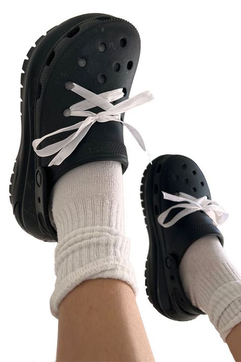 Crocs Are Making A Comeback, Let Me Explain Laced Up Crocs, Crocs With Laces, Crocs With Heels, Styling With Crocs, Crocs Black Platform, Styling Black Crocs, Mary Jane Crocs Outfit, Styling Platform Crocs, Goth Crocs Outfit