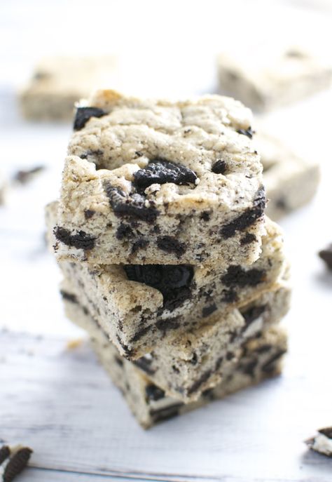 Oreo Cookie Bars | stuckonsweet.com Oreo Cookie Bars, Oreo Cookie Bar, Brownie Blondie, Cupcakes Oreo, Oreo Bars, Oreo Treats, Oreo Fluff, Vegetarian Cookies, Dessert Oreo