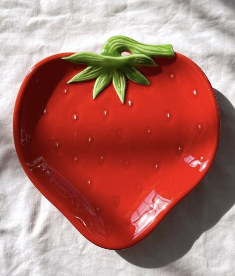 Strawberry Decorations, Kids Pottery, Vintage Strawberry, Clay Diy Projects, Ceramics Projects, Fun Crochet Projects, Bowl Designs, Polymer Clay Charms, Diy Clay Crafts