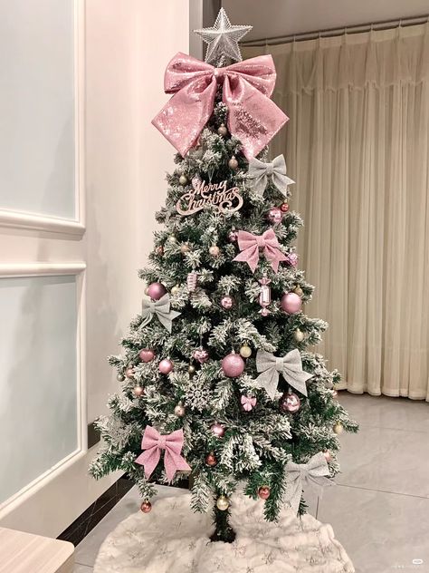 Pink Christmas Bedroom, Christmas Tree Inspo, Christmas Tree Decorating, Christmas Tree Decorating Themes, Pink Xmas, Pink Ornament, Pink Christmas Decorations, Tree Decorating, Christmas Themes Decorations