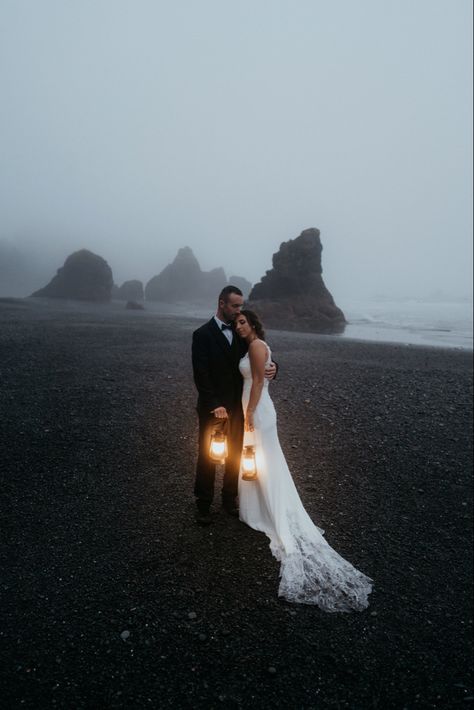 Washington has the best moody wearher and the best coastline for beach elopements that make you feel like you’re in another world. I brought lanterns to this foggy elopement at the Olympic National Park and the photos are dreamy to the max | Pacific Northwest Elopement Photographer | Unique Elopement Ideas Moody Beach Wedding Photography, Unique Elopement Photos, Foggy Elopement, Moody Beach Wedding, Photos In The Dark, Night Beach Weddings, Unconventional Aesthetic, Beach Elopement Ideas, Unique Elopement