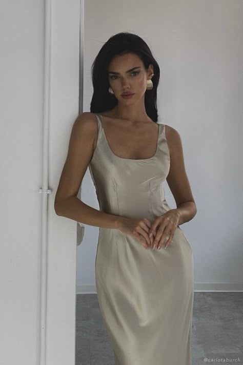 Low Neckline Dress, Corset Maxi Dress, Neutral Dress, Dress Minimal, Sporty Dress, Lace Dress Vintage, Statement Dress, Long Sleeve Knit Dress, Scooped Neckline