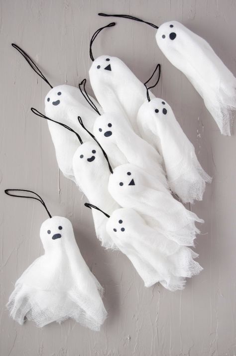 Diy Halloween Banner, Halloween Ghost Garland, Kid Friendly Halloween Decorations, Diy Halloween Tree, Diy Halloween Garland, Halloween Ornaments Diy, Ghost Banner, Halloween Ghost Craft, Diy Ghost Decoration