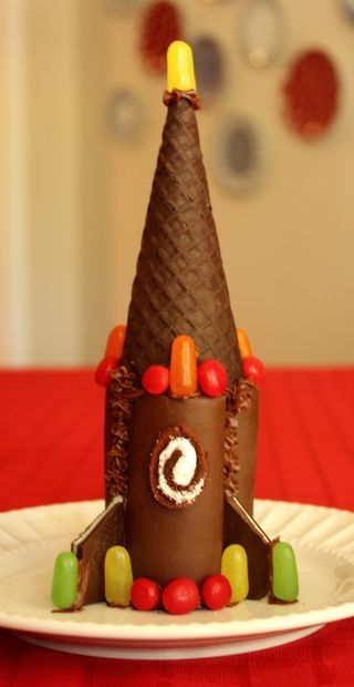 Edible rockets? What a great party idea for a boy. Kids would have fun making this with you just for fun too! Rocket Cupcake Cake, Rocket Dessert, Rocket Cake Ideas, Easy Rocket Cake, Space Ice Cream, Sweet Rocket, Rocket Food, Rocket Craft, Rocket Cake