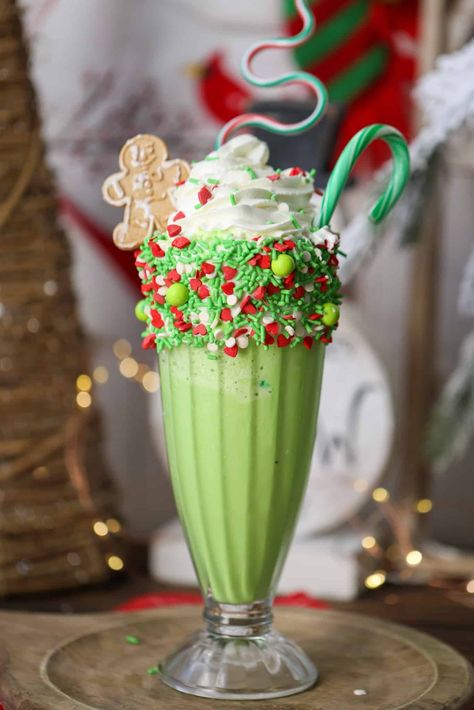 Grinch Milkshake - Fat Girl Hedonist Christmas Shakes, Snack Ideas For Christmas, Christmas Sundaes, Sundae Ideas, Grinch Food, Milkshake Ideas, Christmas Snack Ideas, Christmas Eve Food, Christmas Smoothies