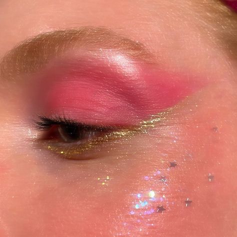 Slayfire Cosmetics on Instagram: “Angelic pink vibes 👼💘 this glitter combo is literal magic!! It’s one of those “invisible until it hits the lights types 😘 Glitters used:…” Angel Model, Fit Me Concealer, Pink Angel, Unique Makeup, Pink Vibes, Makeup Art, Maybelline, Concealer, Berry