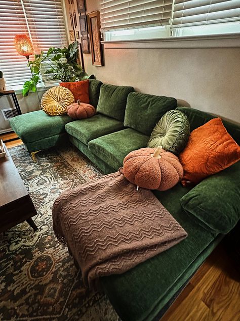 Green couch with fall pillows Green Couch Decor, Green Velvet Sofa Living Room, Velvet Couch Living Room, Wallpaper Decor Ideas, Wallpaper Design Ideas, Green Couch Living Room, Cozy Fall Living Room, Cozy Fall Vibes, Sectional With Chaise