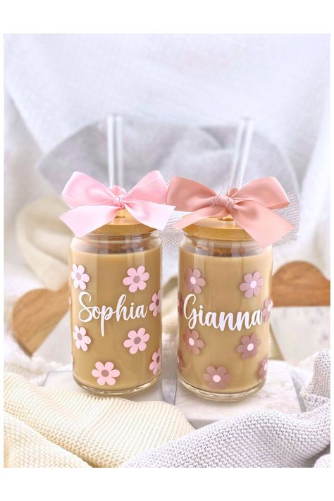 Custom Cups Ideas, Boho Bridal Shower Ideas Party Favors, Personalized Glass Cups, Custom Glass Cups, Glass Cup Design, Spring Glass Cups, Cute Cursive Font, Cute Glass Tumbler With Straw, Daisy Coffee Cup