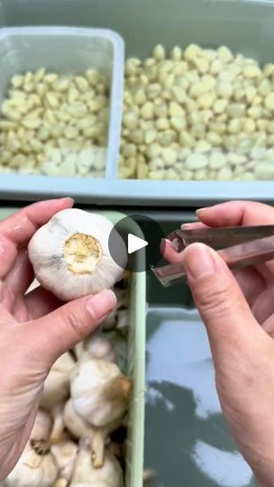 Who else knew about this garlic peeling hack?! 🧄🤷🏽‍♂️ With @thichlamdep54 | Who else knew about this garlic peeling hack?! 🧄🤷🏽‍♂️ With @thichlamdep54 | By FoodpornFacebook How To Peel Garlic, Kitchen Hacks Food, Chef Jobs, Life Hackers, Cooking Measurements, Not The Only One, So Satisfying, Chefs Kitchen, Cooking Inspiration