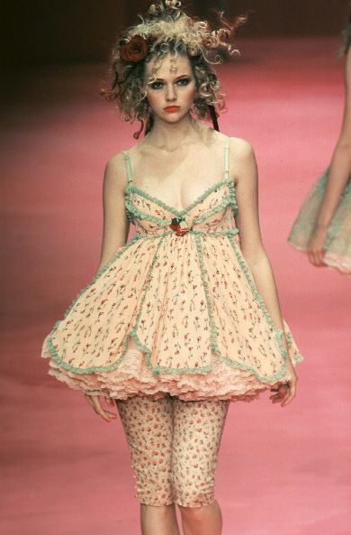 Runway Fashion Couture, Under Your Spell, Runway Outfits, Mode Inspo, Cute Fashion, Couture Fashion, 90s Fashion, Betsey Johnson, Pretty Dresses