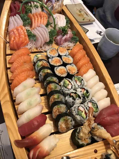 Sushi Aesthetic, Chicken Recipes Easy Quick, Sushi Boat, Japanese Food Sushi, Sushi Recipes, People Food, Food Goals, Food Platters, Food Images