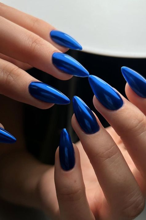 34 Sparkly Blue Chrome Nails Inspo for 2024 Dark Blue Chrome Nails Designs, Blue Chrome Nails Designs, Metallic Chrome Nails, Deep Blue Nails, Chrome Nails Blue, Blue Chrome Nail, Chorme Nails, Blue Stiletto Nails, Chrome Nail Designs