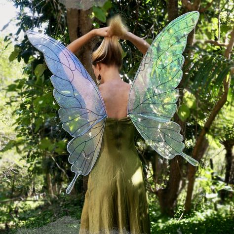 Woman with her back facing the camera, wearing iridescent and translucent fairy wings, pulling her hair up. She is standing in the rainforest garden and wearing a vintage green dress. Wing Template, Fair Outfit Ideas, Green Fairy Wings, Fairy Costume Women, Faerie Costume, Elf Wings, Diy Fairy Wings, Fairy Costume Diy, Fairy Garden Birthday