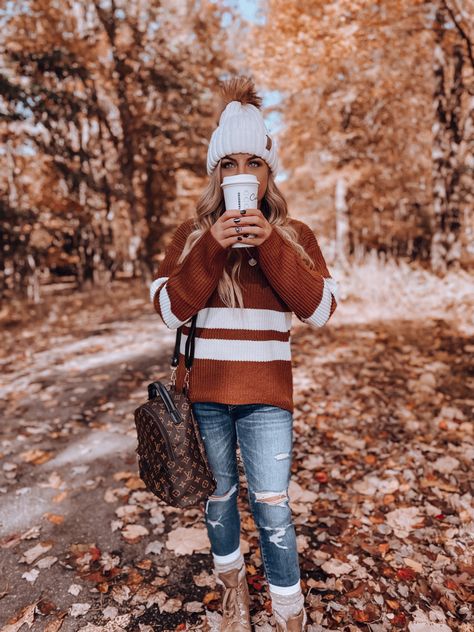 Fall Esthetic Sweaters, Aesthetic Fall Book Pictures, Autumn Aesthetic Portrait, Cozy Sweater Fire Oics Fall, Blonde Girl Fall Aesthetic, Blogger Poses, City Model, Fall Photoshoot, Boot Socks