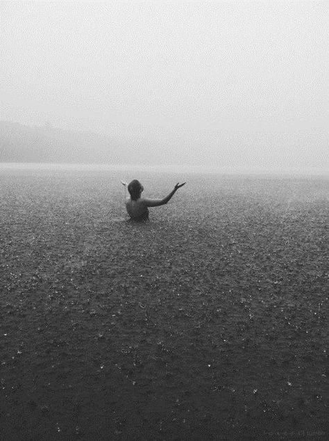 Swimming in the rain A Well Traveled Woman, Rain Rain, Foto Art, 인물 사진, Rainy Days, White Photography, Black And White Photography, In The Middle, Picture Perfect