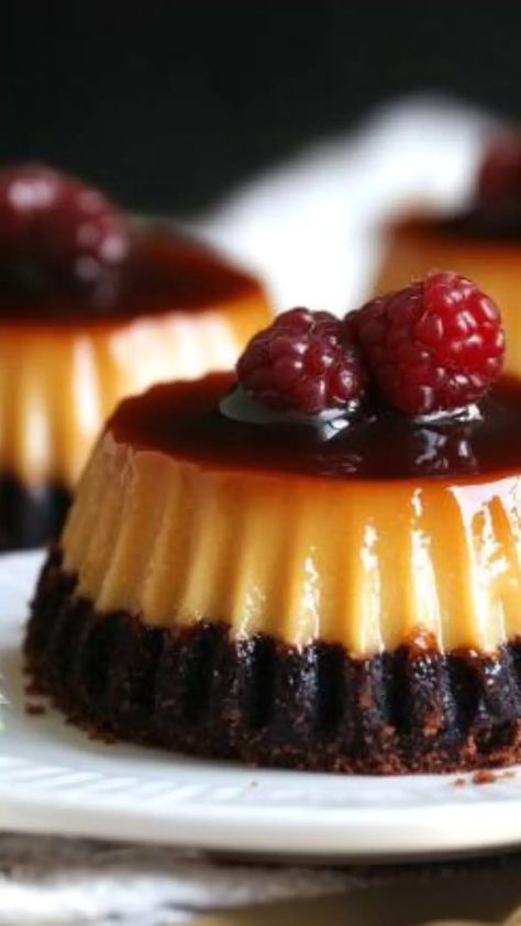 Easy Mini choco flan recipe Choco Flan Recipe Mexican, Mini Choco Flan Recipe, Mini Chocoflan Recipe, Flan Dessert Recipes, Chocoflan Cupcakes, Mini Choco Flan, Mini Flan Recipe, Choco Flan Recipe, Chocoflan Cake Recipe