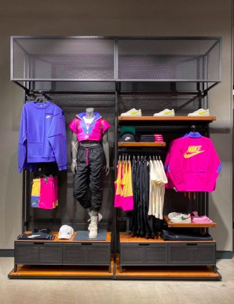 Sport Visual Merchandising, Nike Visual Merchandising, Visual Merchandising Ideas Clothing Store Displays, Visual Merchandising Displays Clothing, Nike Display, Retail Display Ideas, Visual Merchandising Fashion, Shoe Store Design, Clothing Store Displays