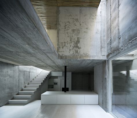 Cement House Design, Concrete Minimalist House, Concrete Minimalist, Brutalism Interior, Concrete House Design, Concrete Homes, Cement House, Brutalist Interior, Concrete Interiors