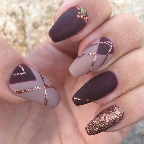 Nail Designs Maroon, Nailart Maroon, Nail Designs November, November Nail Art, November Nails Colors, Rose Gold Nails Acrylic, Maroon Nail Designs, Maroon Nail, Deer Nails