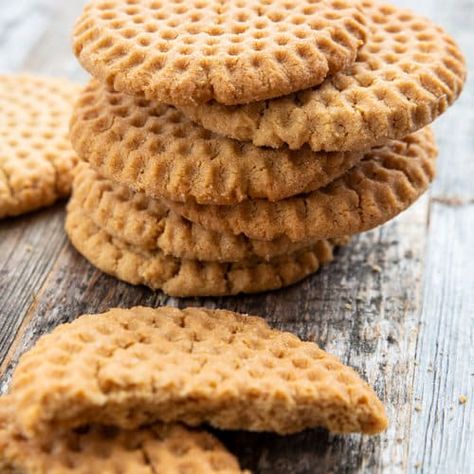 Crispy Peanut Butter Cookies Crispy Peanut Butter Cookies, Crispy Sugar Cookie Recipe, Crunchy Peanut Butter Cookies, Hershey Kiss Cookies, Peanut Butter Blossom, Soft Peanut Butter Cookies, Peanut Butter Blossom Cookies, Crunchy Peanut Butter, Peanut Butter Chocolate Bars