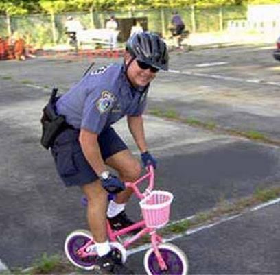 21 Cops Caught Being Awesome - Cops Gallery Funny Police Pictures, Funny Cops, Police Pictures, Bicycle Humor, Police Memes, Street Trash, Funny Incidents, Police Men, Funny Police