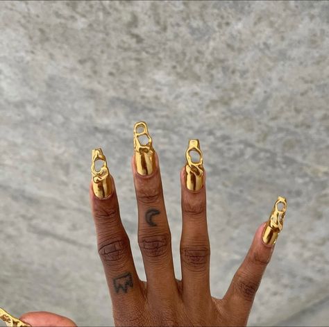 Nails With Hoops In Them, Gold Chain Nails, Beyoncé Nails, Chrome Gold Nails, Gold Chrome Nails Designs, Gold Metallic Nails, God Nails, Egyptian Nail Art, Chrome Nails Gold